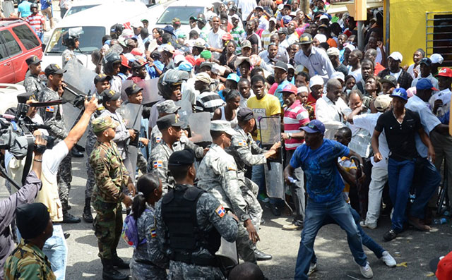 Dominicanapoliciareprimehaitianos150615