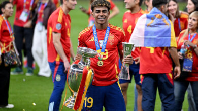 Fussball euro 2024 finale 14.07.2024 spanien england jubel spanien mit em pokal; lamine yamal, bester nachwuchsspieler